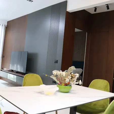 Ideal Luxury דירה *